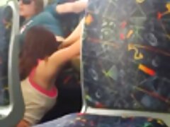 La rubia ganadora tiene derecho a perforar el chocho de la morena con un arnés