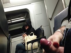 La fuerte polla de un hijo de puta penetra el coño mojado de una impresionante milf rubia