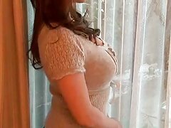 Chica vive con un amigo y el chico a menudo le folla el culo