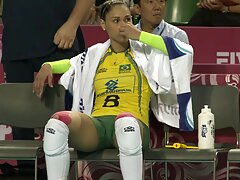 Chica negra con pezones pequeños se llena la cara con una carga caliente