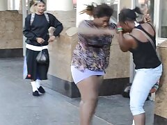 Rubia con un gran culo es follada muy duro en la cama