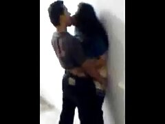 Morena aprieta sus grandes tetas mientras tío la folla