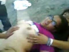 Morena abre sus nalgas para poder conseguir una penetración anal