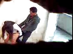 Nena de pelo oscuro y sus amantes lamen dentro de su culo apretado