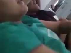 Polla en condón se mueve cada vez más rápido entrando en el coño calvo