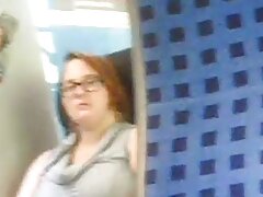 Cuatro adolescentes están con un chico que tiene una gran polla, follándolo