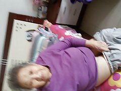 Las niñas se están lamiendo las áreas sensibles de la otra en el dormitorio.
