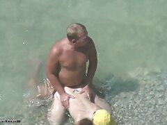 Rubia gloriosa está puliendo esa virilidad después de montarla