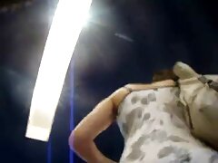 Su cuerpo está cubierto de purpurina y le encanta su gran polla en el culo.