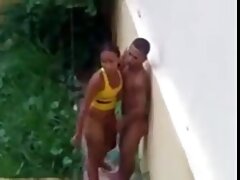 Profesora negra madura muestra sexo real a estudiante de piel pálida