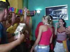 Nena rubia recibe una perforación anal de su instructor