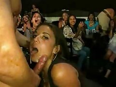 Rubia con grandes tetas aterriza su coño en un gran eje