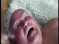 Abuela rubia con curvas con un buen par de tetas monta una gran polla