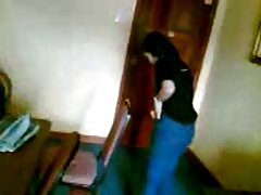 Las perras calientes están de espaldas en la cama, recibiendo semen en la boca.