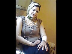 Latina caliente se masturba el coño y disfruta follando por el culo