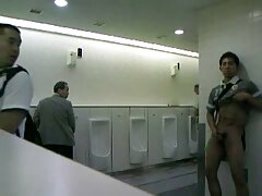 En el placer de las poderosas fricciones del jefe negro, adolescente blanca gime