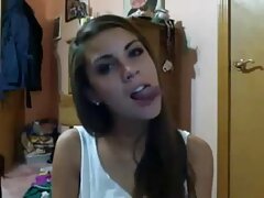 Casting en el sofá con una follada hardcore para una chica morena caliente