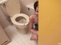 La posición de vaquera hace que esta joven gima de placer