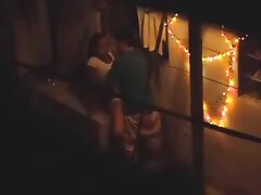 Hermosa chica en medias bronceadas monta una polla dura como una roca