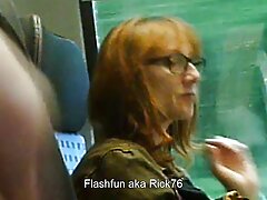 Colegiala inocente frota suavemente el dulce coño después de las lecciones
