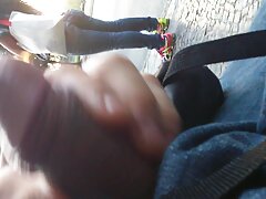 Rubia con medias se mete una polla dentro de su culo apretado