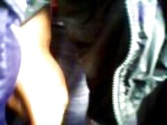 Chico empuja la polla a la tierna mariquita en cucharas y poses estilo perrito