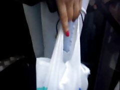 Señorita regordeta de piel pálida monta una polla dura sin frenos