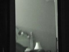 Chica abre las piernas para otra nena para sexo oral lésbico