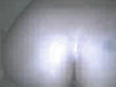 Rubia vieja cachonda llama al botones para que use su pene joven