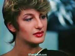 Nena de ébano increíblemente caliente usa a su amiga rubia como un juguete para follar