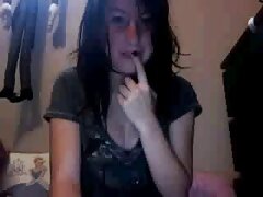 Chica de ébano practica una mamada y se la pone a cuatro patas