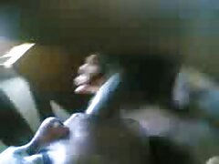 Hijo de puta con guantes ataca el agujero anal de una hermosa chica rubia