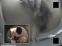 Chica negra comparte la polla blanca de su novio con una desconocida latina en la sauna