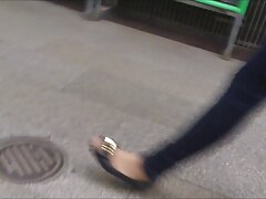 Rubia a la que le encanta tomar pollas está sentada sobre una grande dura