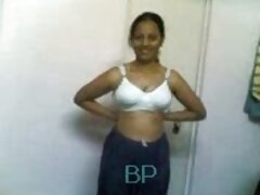 Dama de ébano con medias negras es íntima con su amante blanco