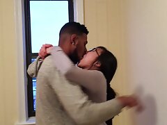Chica es sorprendida por MILF que se pone un arnés para perforar el coño