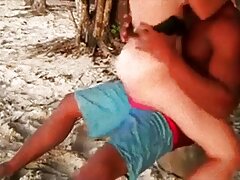 Chica con tatuaje de flores se entretiene cabalgando una gran polla negra