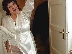 Hombres blancos y negros se quedan con milf traviesa para un trío
