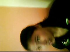 El novio no puede follar bien el coño de Alina Belle, así que un extraño lo hace