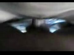 Cutie se masturba mientras ve a la vieja follada