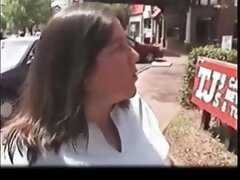 Cutie con aretes amarillos y cuentas usa un consolador para satisfacer el coño