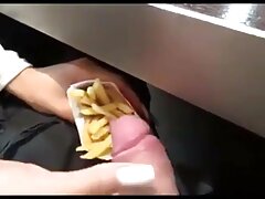 MILFs blancas y negras hacen que el joven sea el más feliz