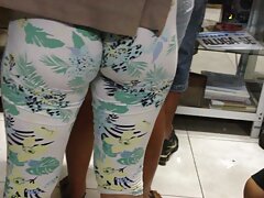 Morena tetona y pelirroja bien formada hacen el amor activo en la cama