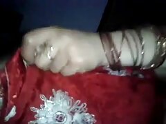 La cámara captura a una colleen blanca en la cama con su hermanastra de ébano
