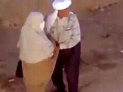 Linda chica está recibiendo golpes frente a una multitud de personas