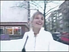 Encajando una gran polla negra profundamente en un coño blanco que necesita estirarse