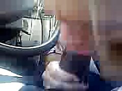 Las chicas están con un tío en una orgía, tomando una gran polla dura