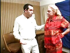 Chocho peludo de una nena espléndida penetrado muy bien en un sofá blanco