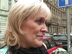 Rubia caliente cachonda tiene un culo enorme que es perfecto para el sexo anal