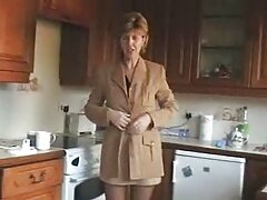 Lesbianas hambrientas devoran el coño en la mesa del comedor